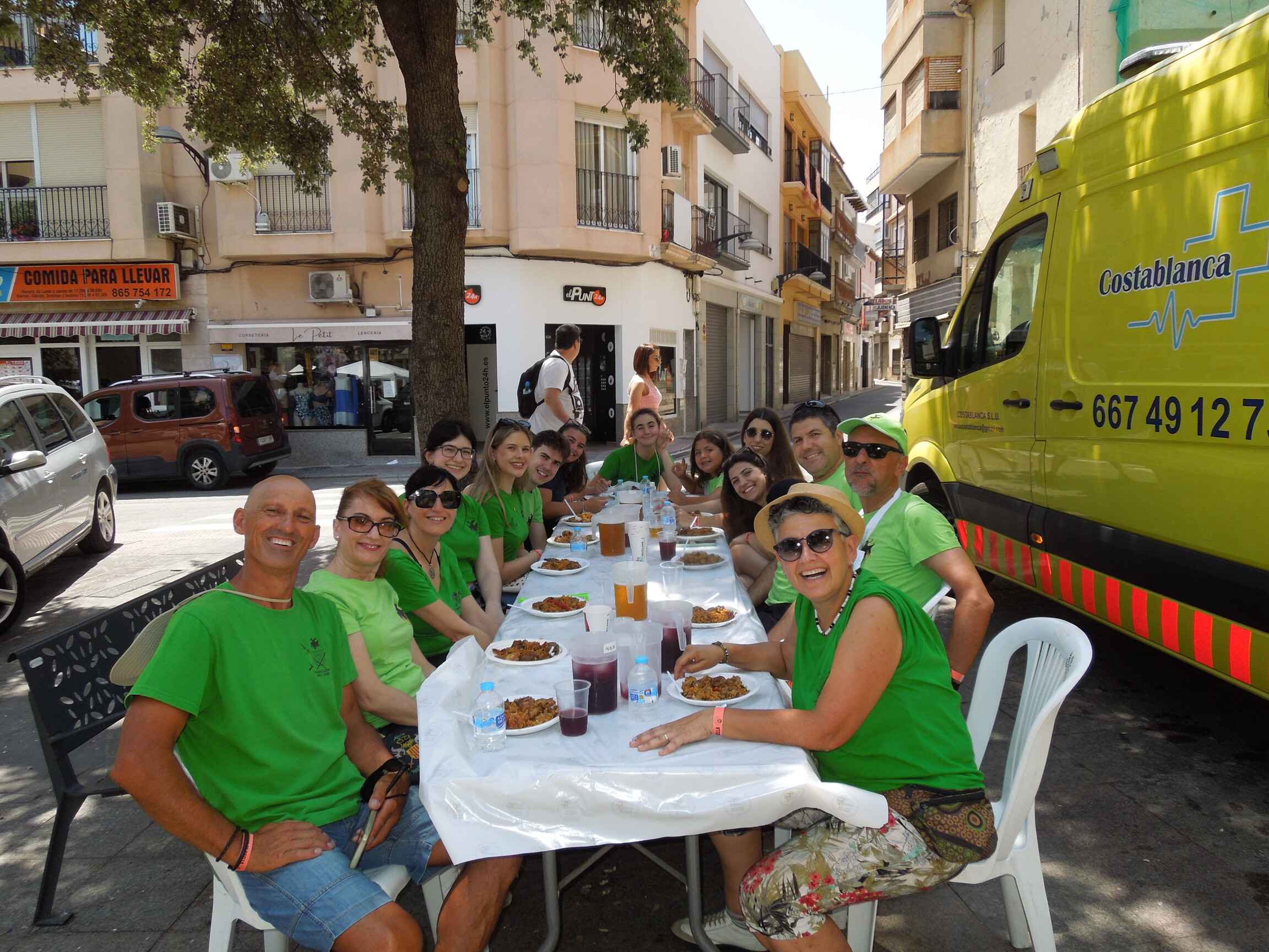 Taula del Cid disfrutant de la paella